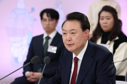 윤석열 대통령이 2일 충남 공주시 아트센터 고마에서 '다시 뛰는 소상공인·자영업자, 활력 넘치는 골목상권'을 주제로 국민과 함께하는 민생토론회를 하고 있다.[대통령실통신사진기자단]